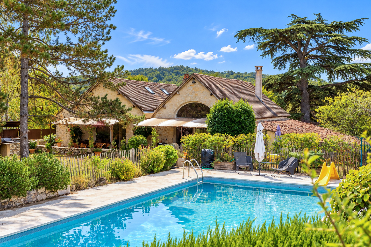 Country house with annex and swimming pool