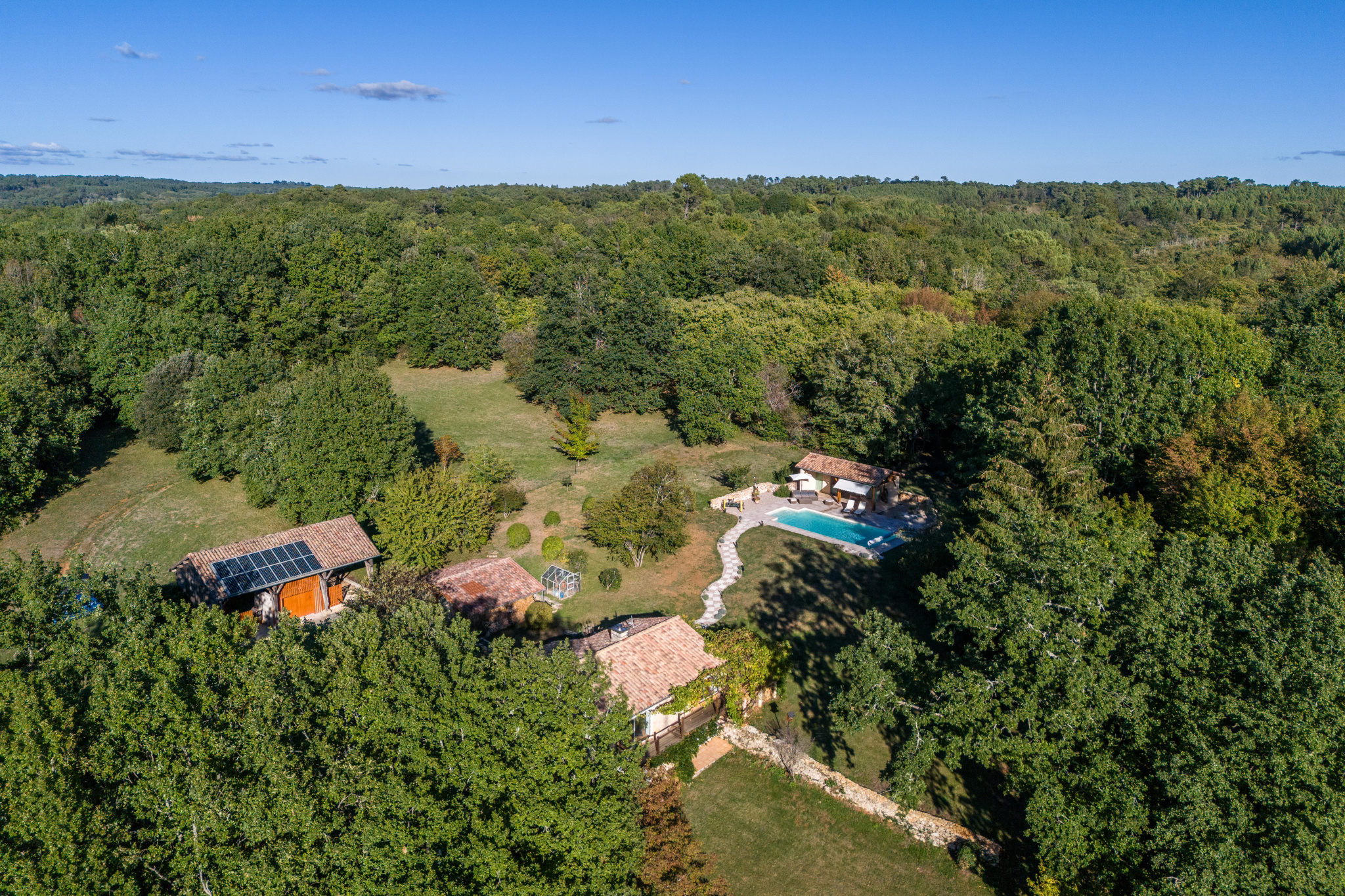 Country house with swimming pool and land